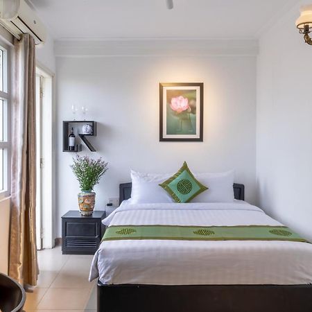 Charming Riverside Hotel Hue Bagian luar foto