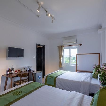 Charming Riverside Hotel Hue Bagian luar foto