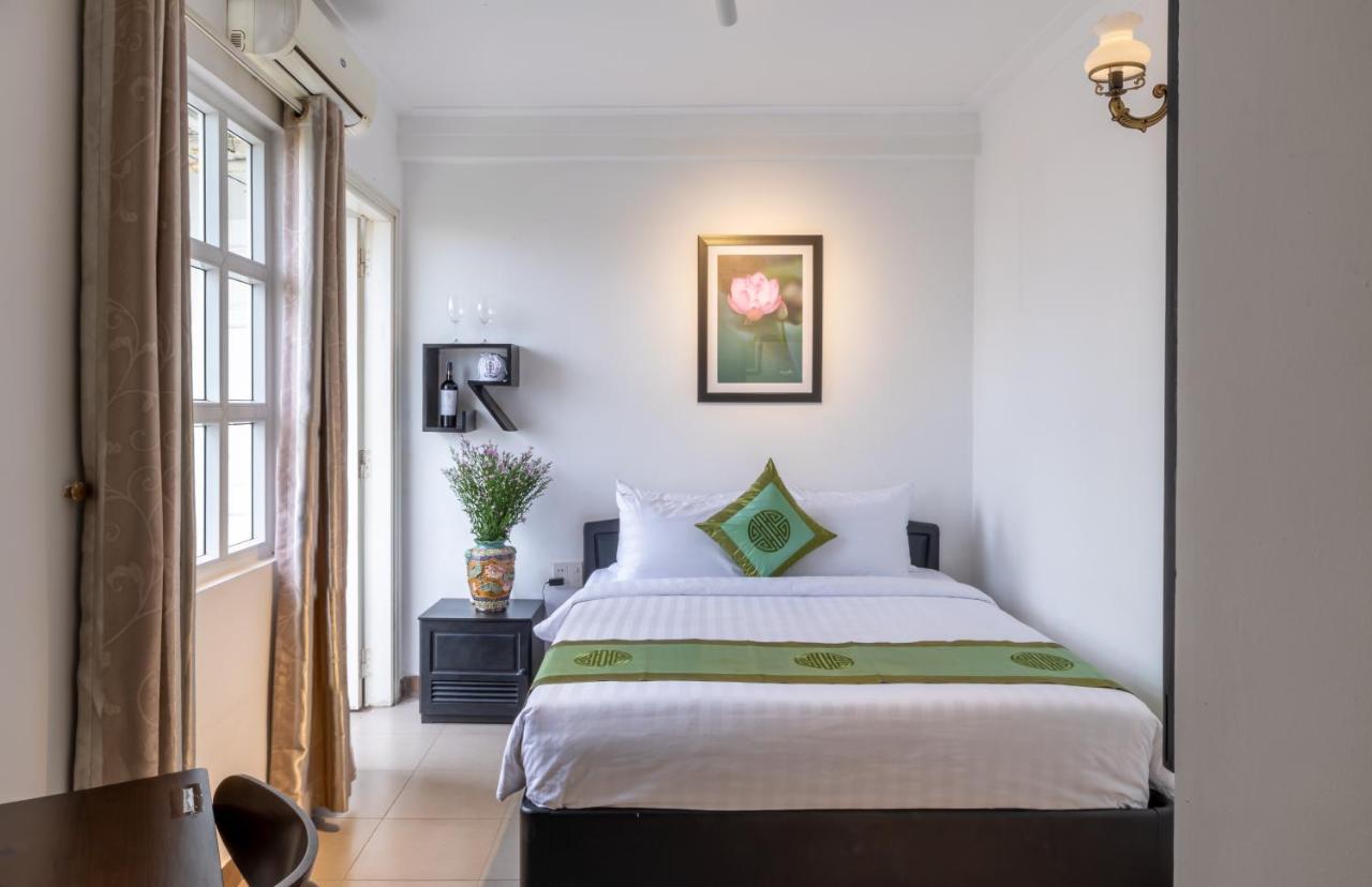 Charming Riverside Hotel Hue Bagian luar foto