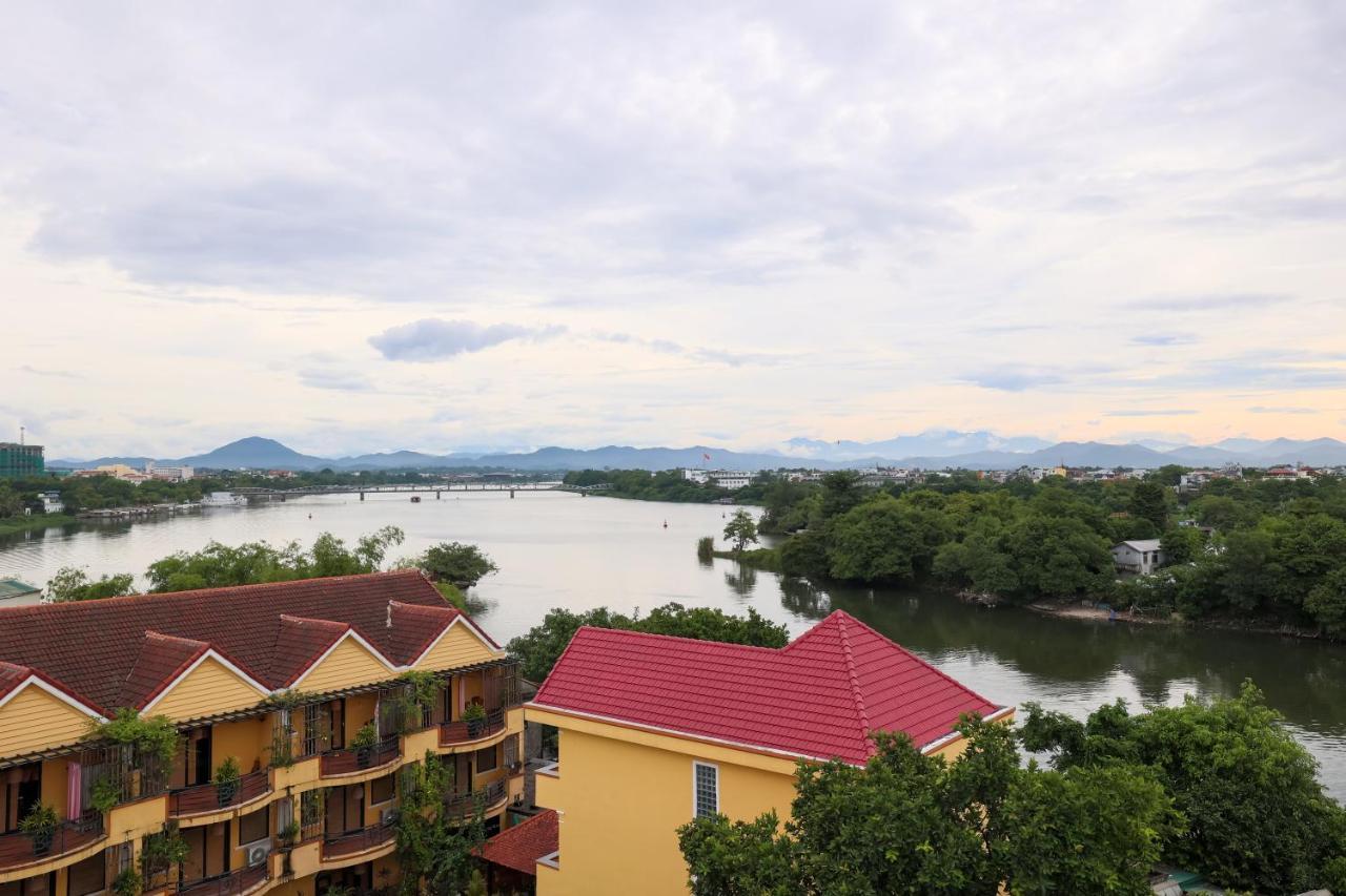 Charming Riverside Hotel Hue Bagian luar foto
