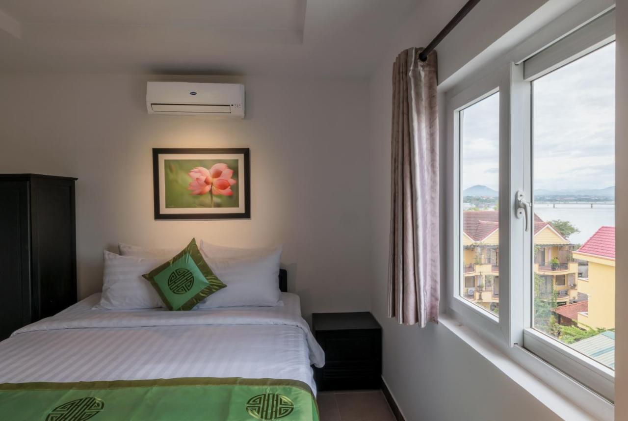 Charming Riverside Hotel Hue Bagian luar foto