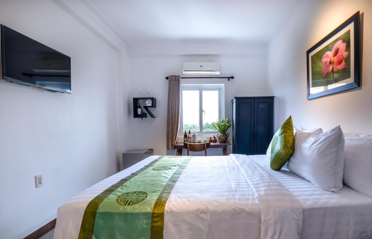 Charming Riverside Hotel Hue Bagian luar foto
