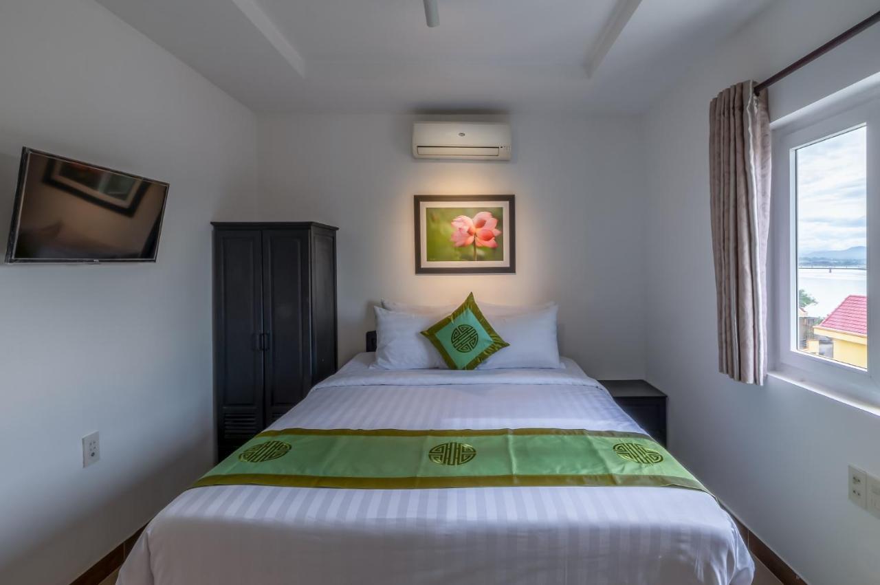 Charming Riverside Hotel Hue Bagian luar foto