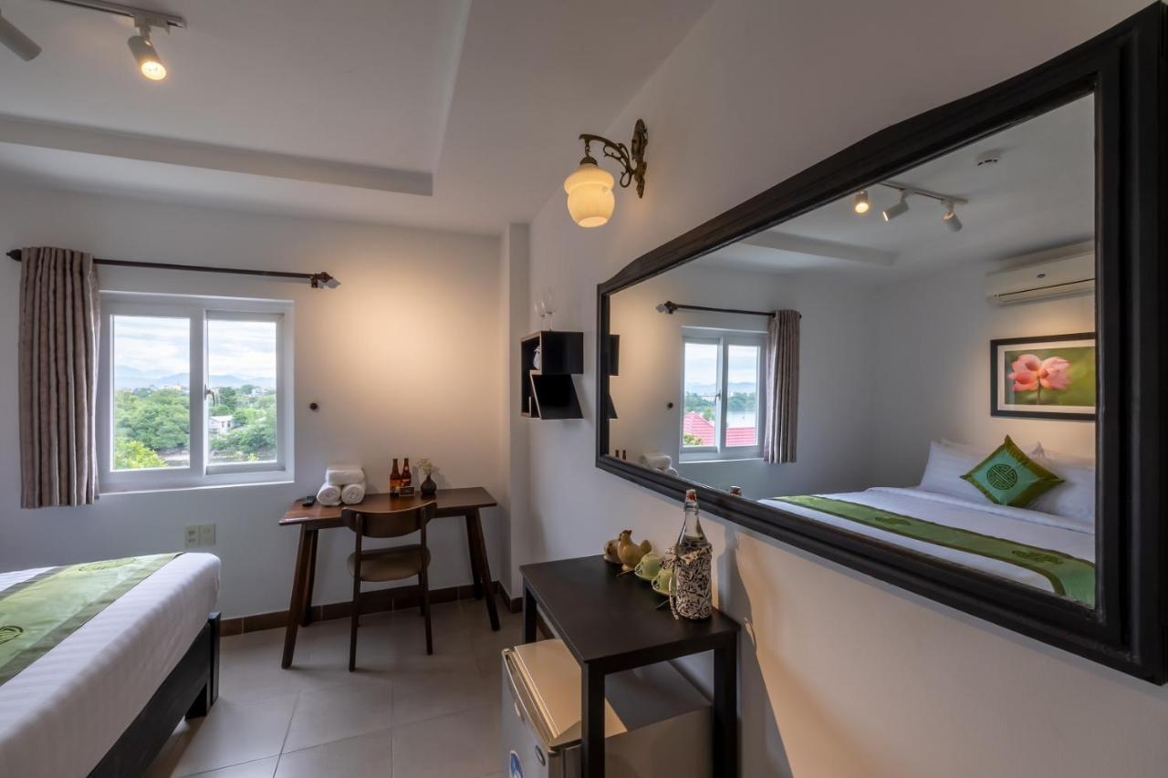 Charming Riverside Hotel Hue Bagian luar foto