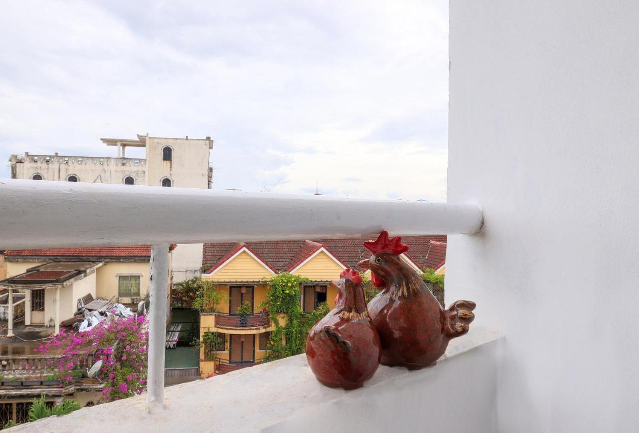 Charming Riverside Hotel Hue Bagian luar foto