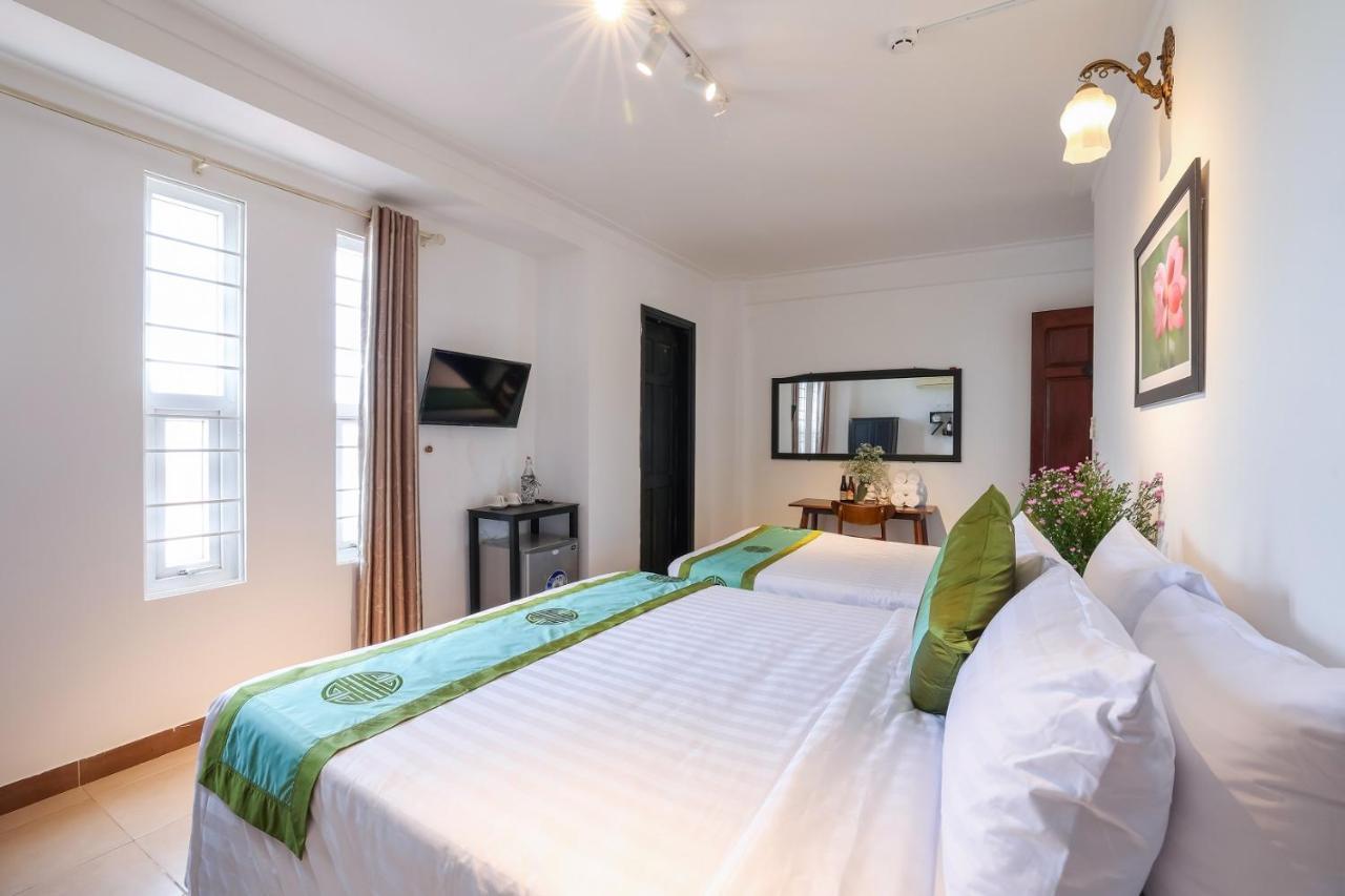 Charming Riverside Hotel Hue Bagian luar foto