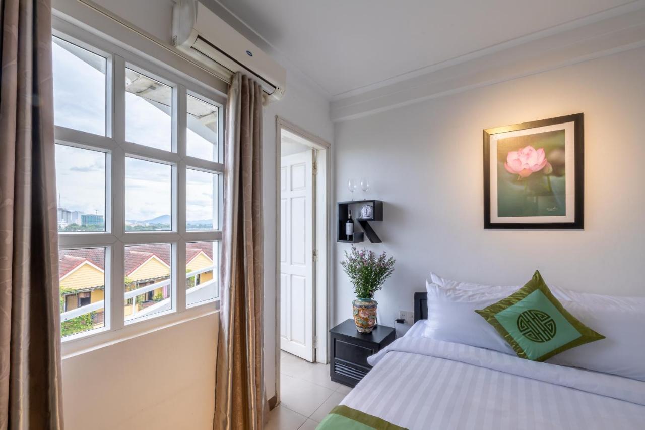 Charming Riverside Hotel Hue Bagian luar foto
