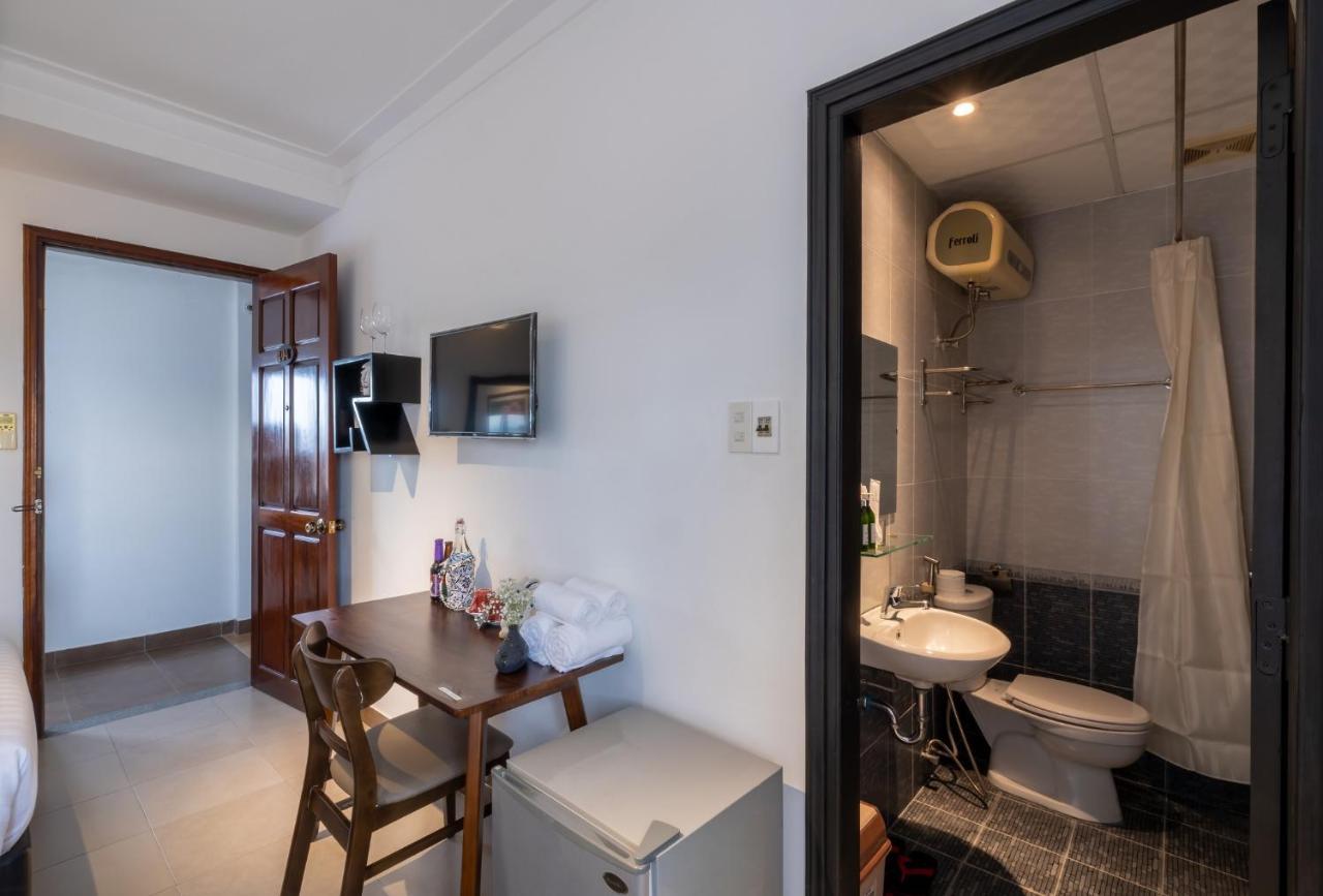 Charming Riverside Hotel Hue Bagian luar foto