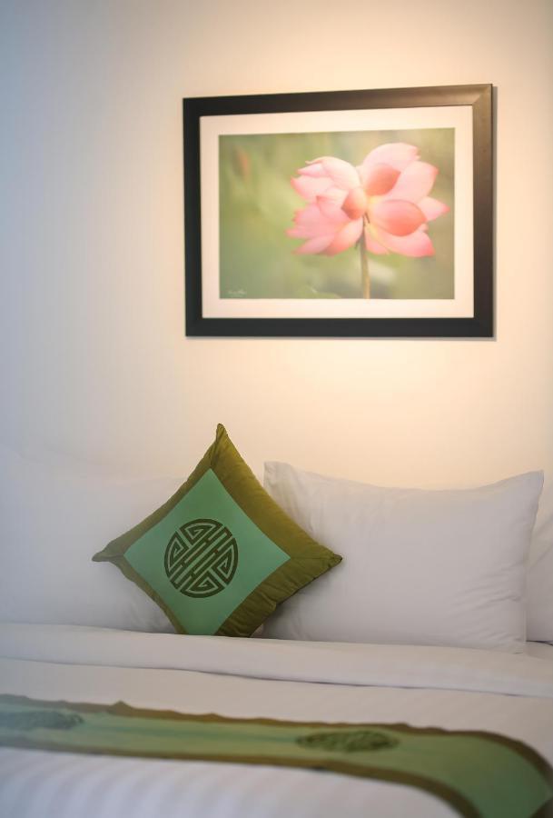 Charming Riverside Hotel Hue Bagian luar foto