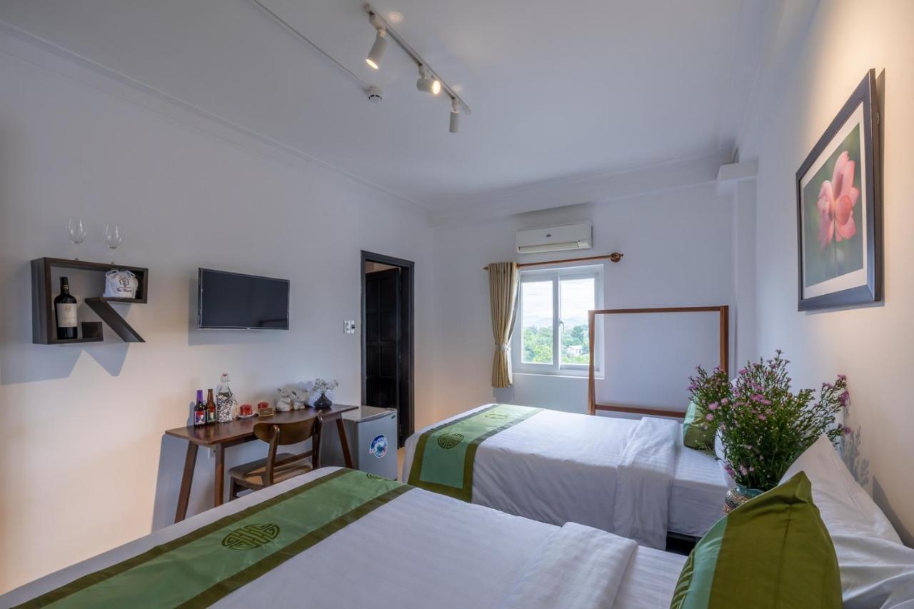 Charming Riverside Hotel Hue Bagian luar foto