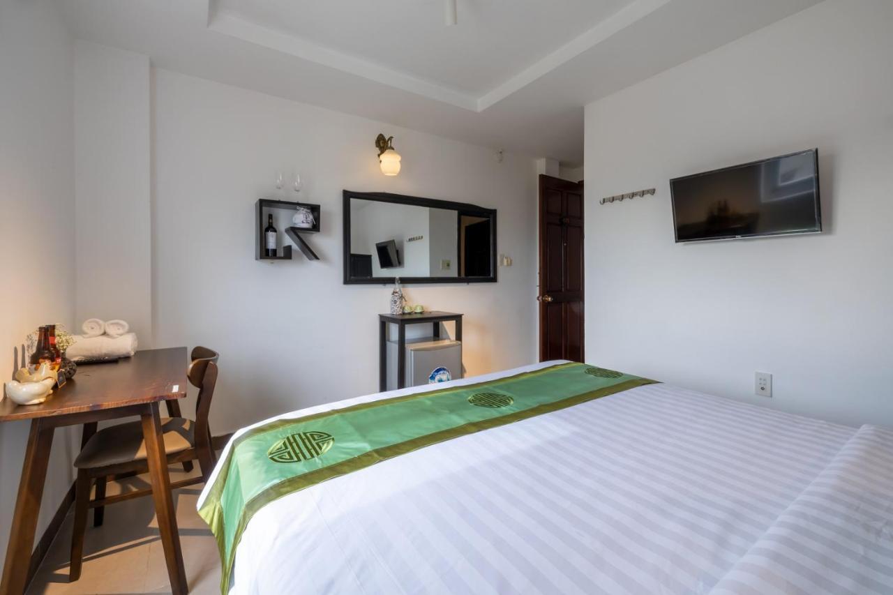 Charming Riverside Hotel Hue Bagian luar foto