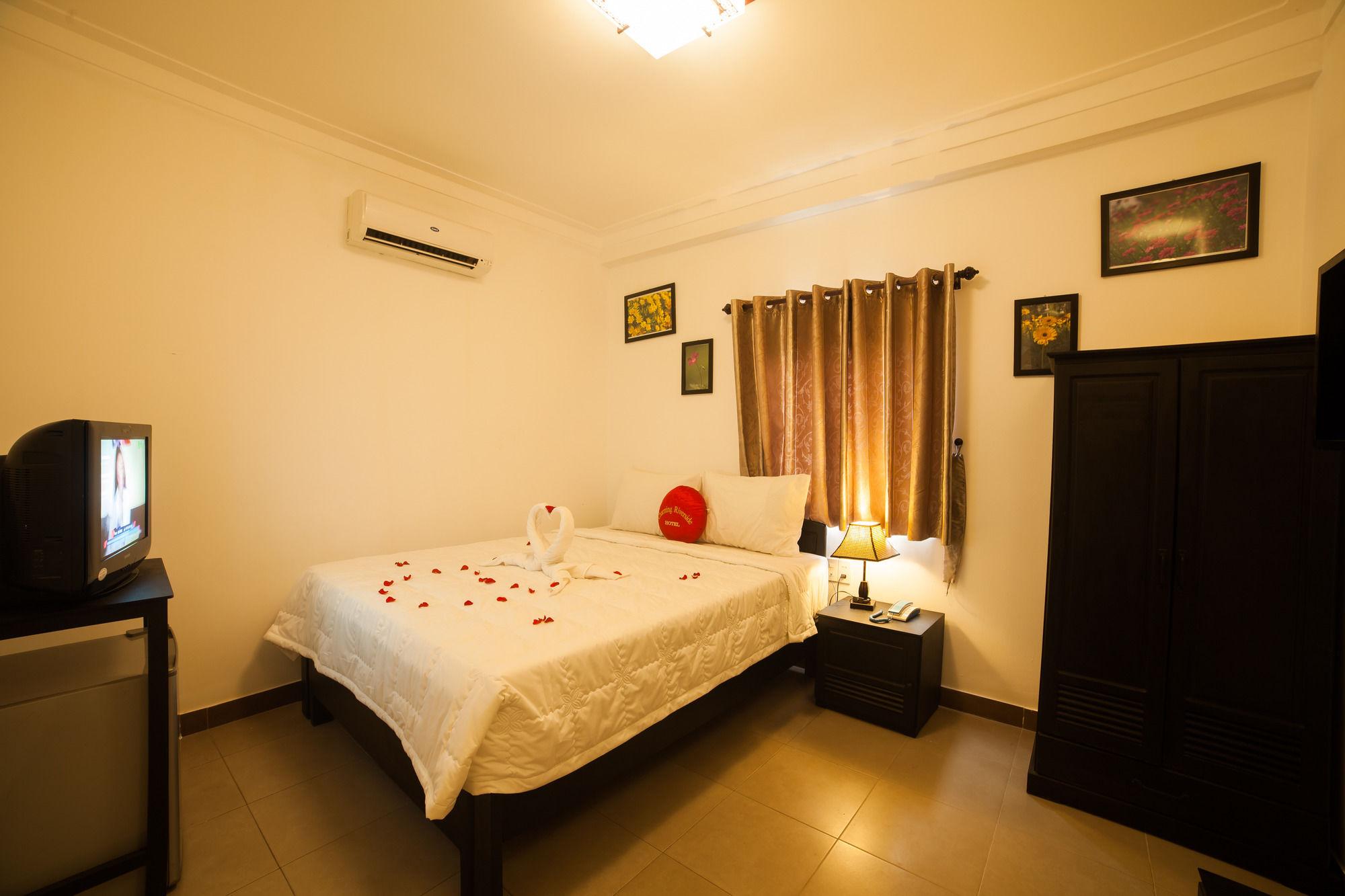 Charming Riverside Hotel Hue Bagian luar foto