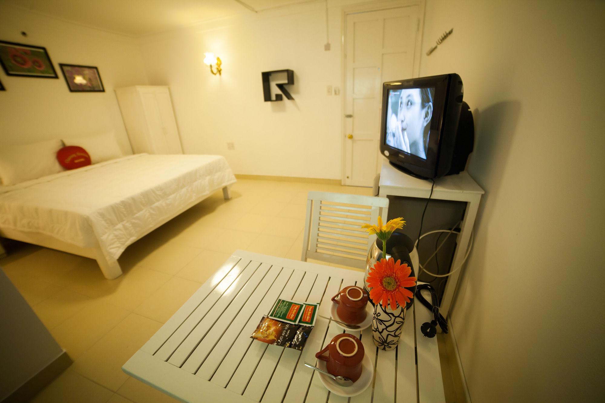 Charming Riverside Hotel Hue Bagian luar foto