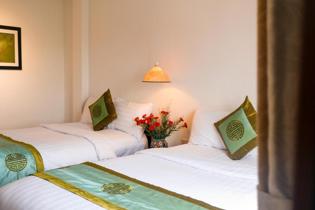 Charming Riverside Hotel Hue Bagian luar foto