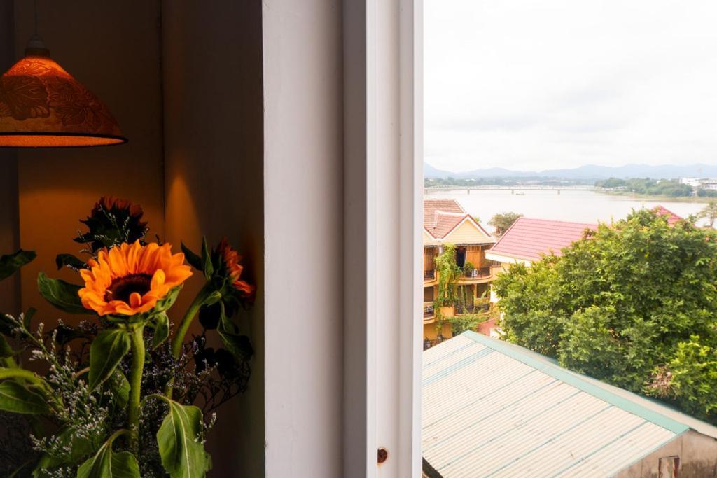 Charming Riverside Hotel Hue Bagian luar foto