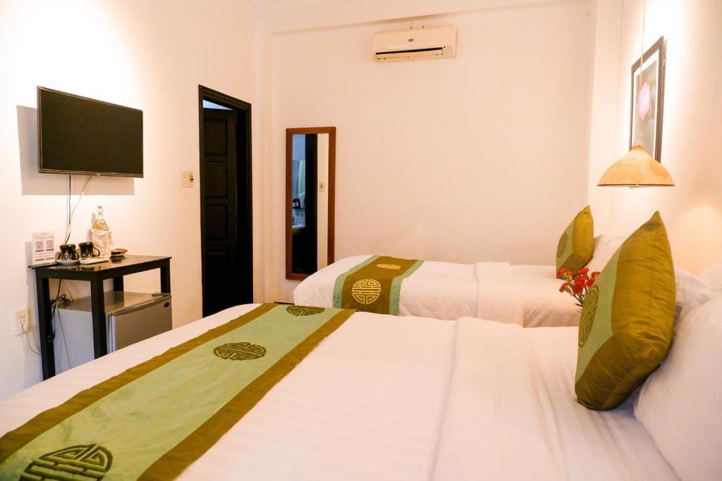 Charming Riverside Hotel Hue Bagian luar foto