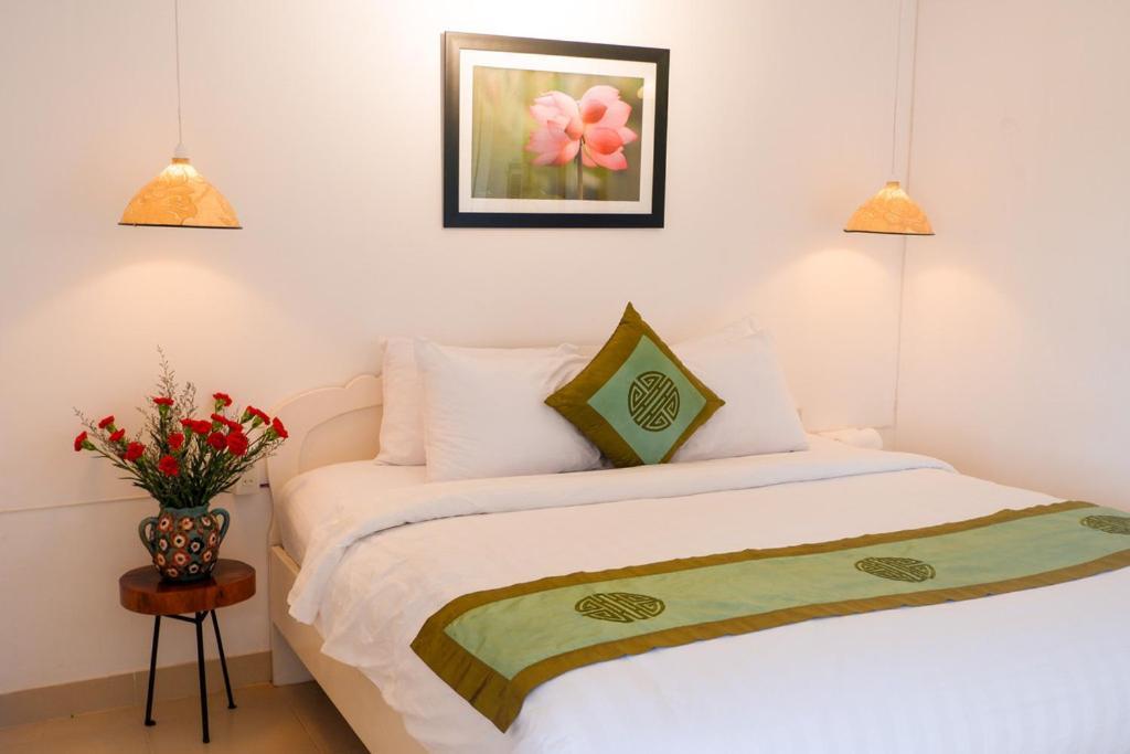 Charming Riverside Hotel Hue Bagian luar foto