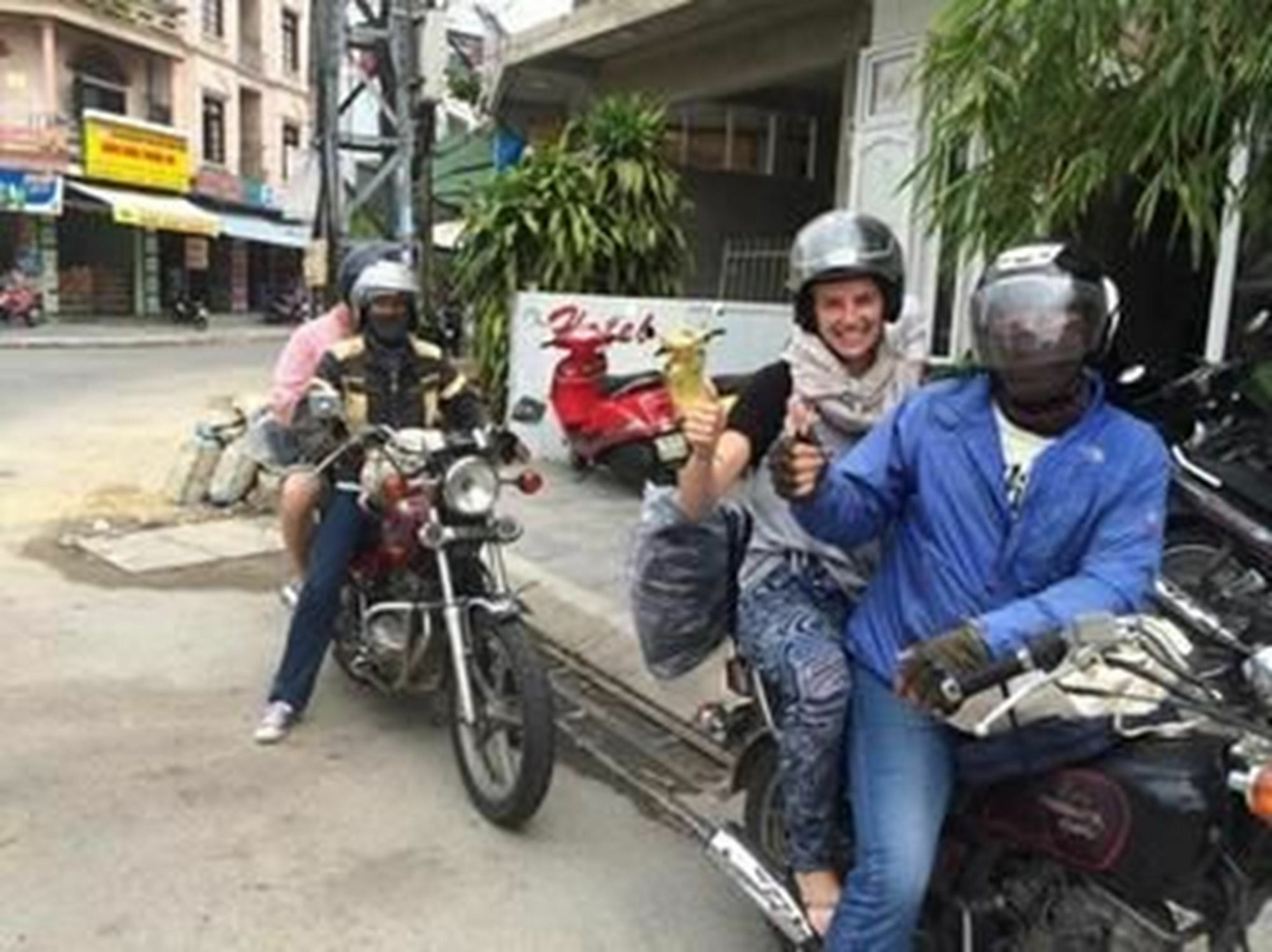 Charming Riverside Hotel Hue Bagian luar foto