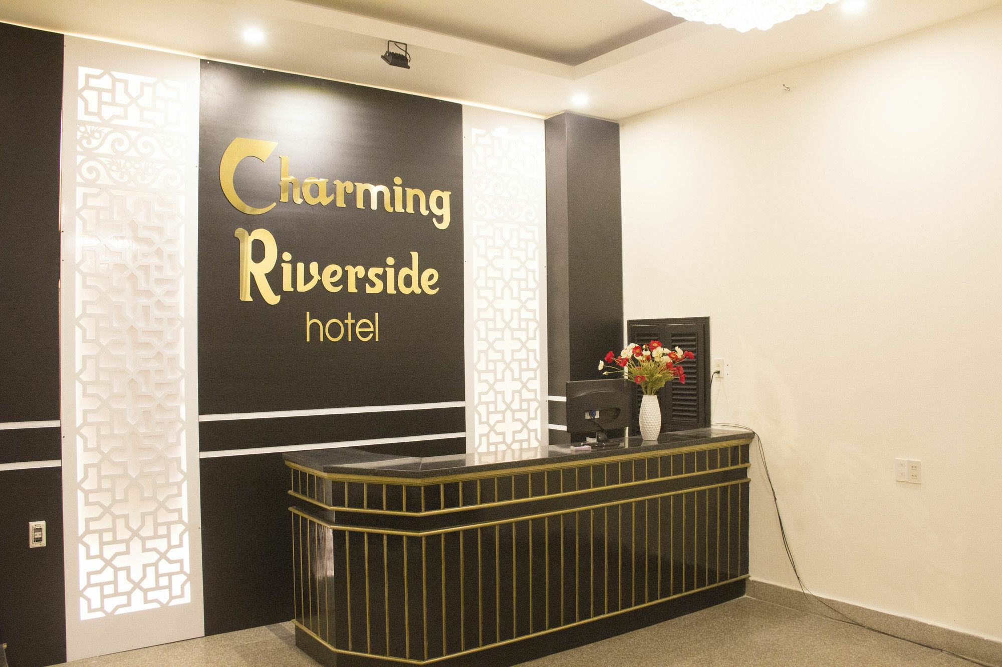 Charming Riverside Hotel Hue Bagian luar foto