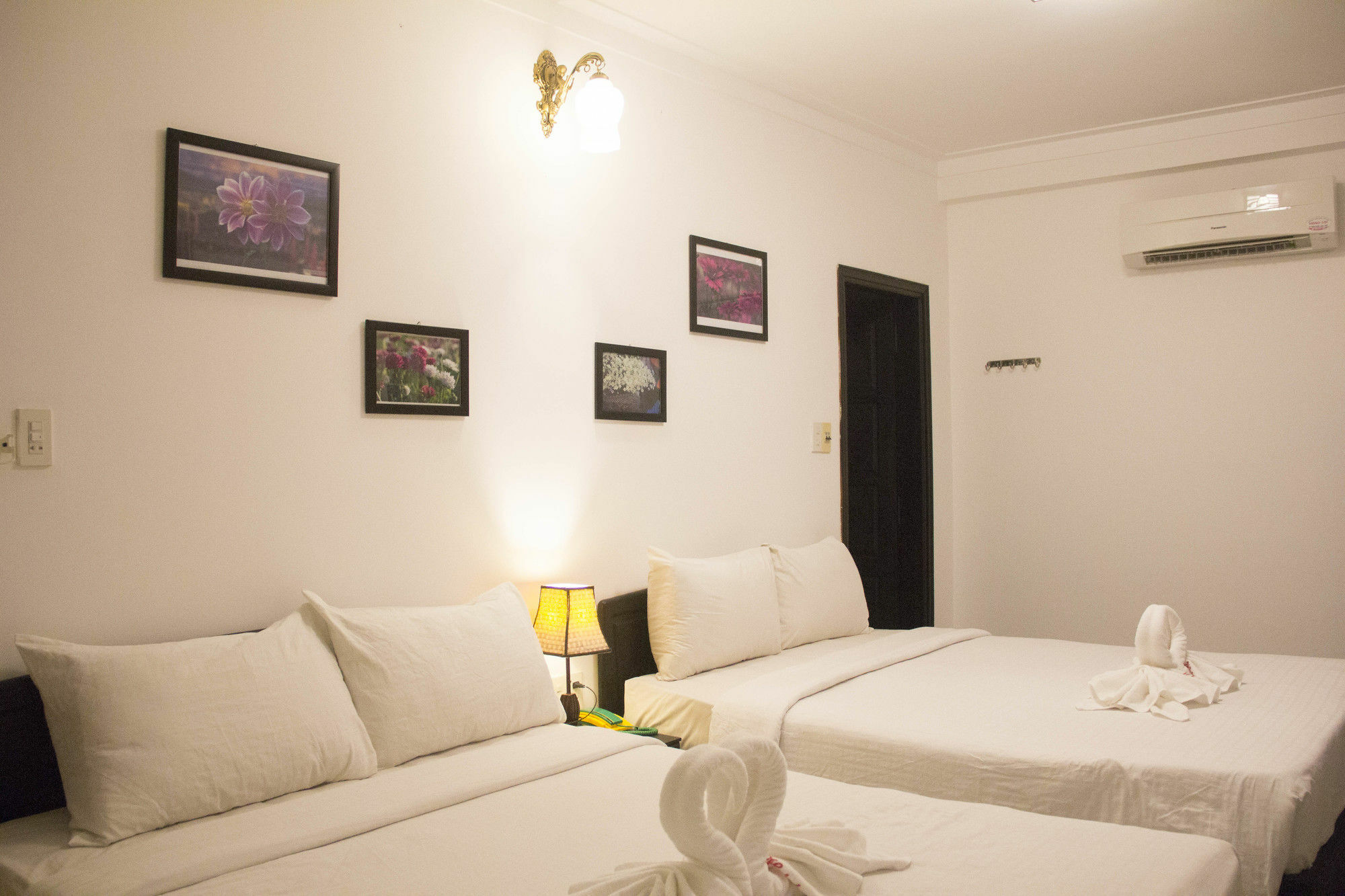 Charming Riverside Hotel Hue Bagian luar foto