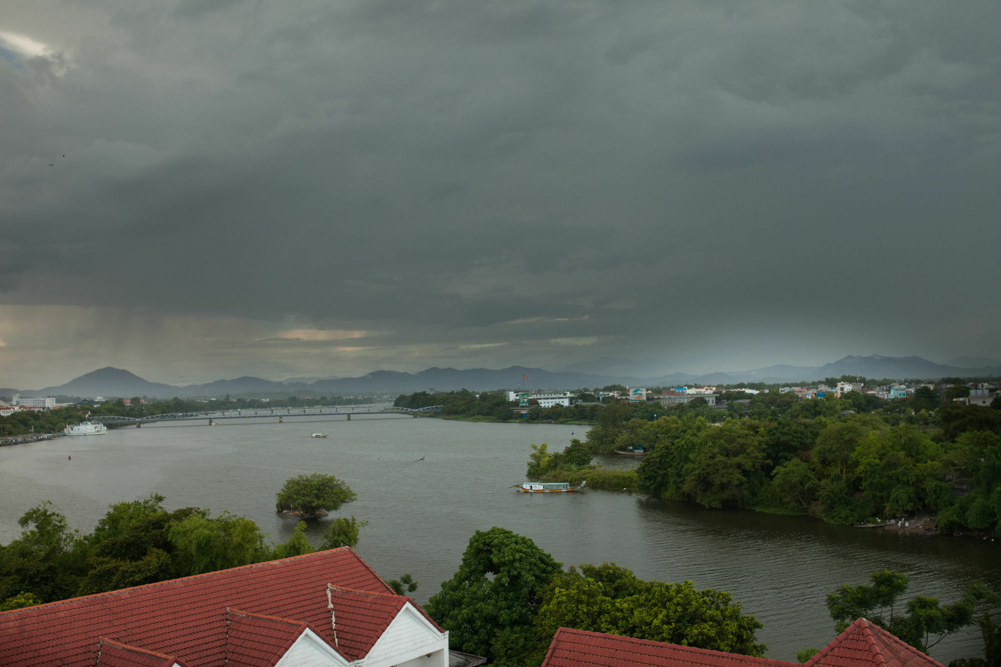 Charming Riverside Hotel Hue Bagian luar foto