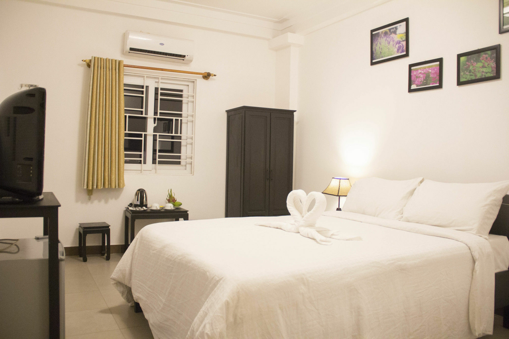 Charming Riverside Hotel Hue Bagian luar foto