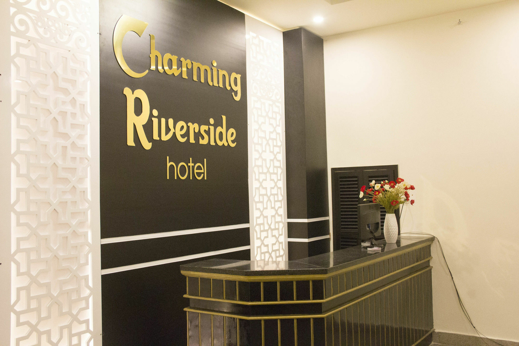 Charming Riverside Hotel Hue Bagian luar foto